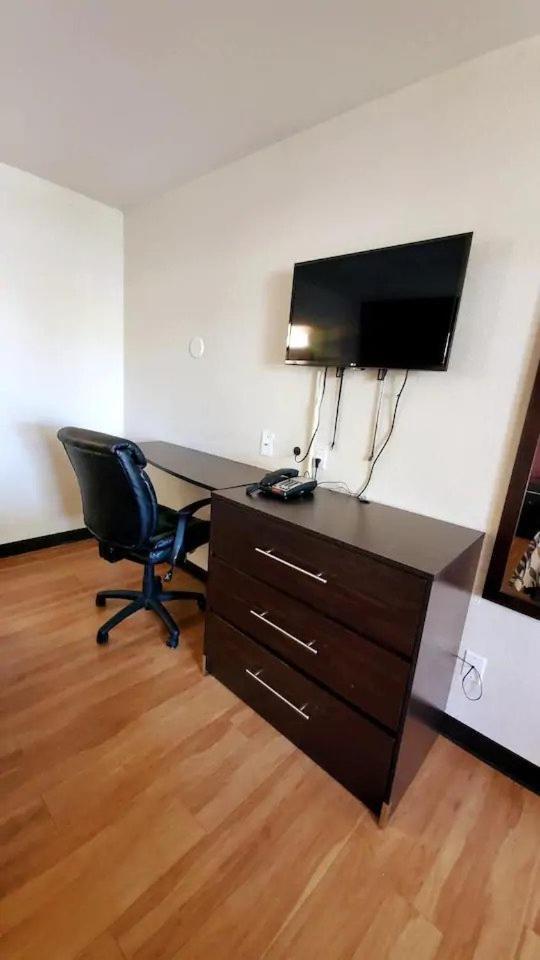 Sacramento Inn & Suites ノース・ハイランズ エクステリア 写真